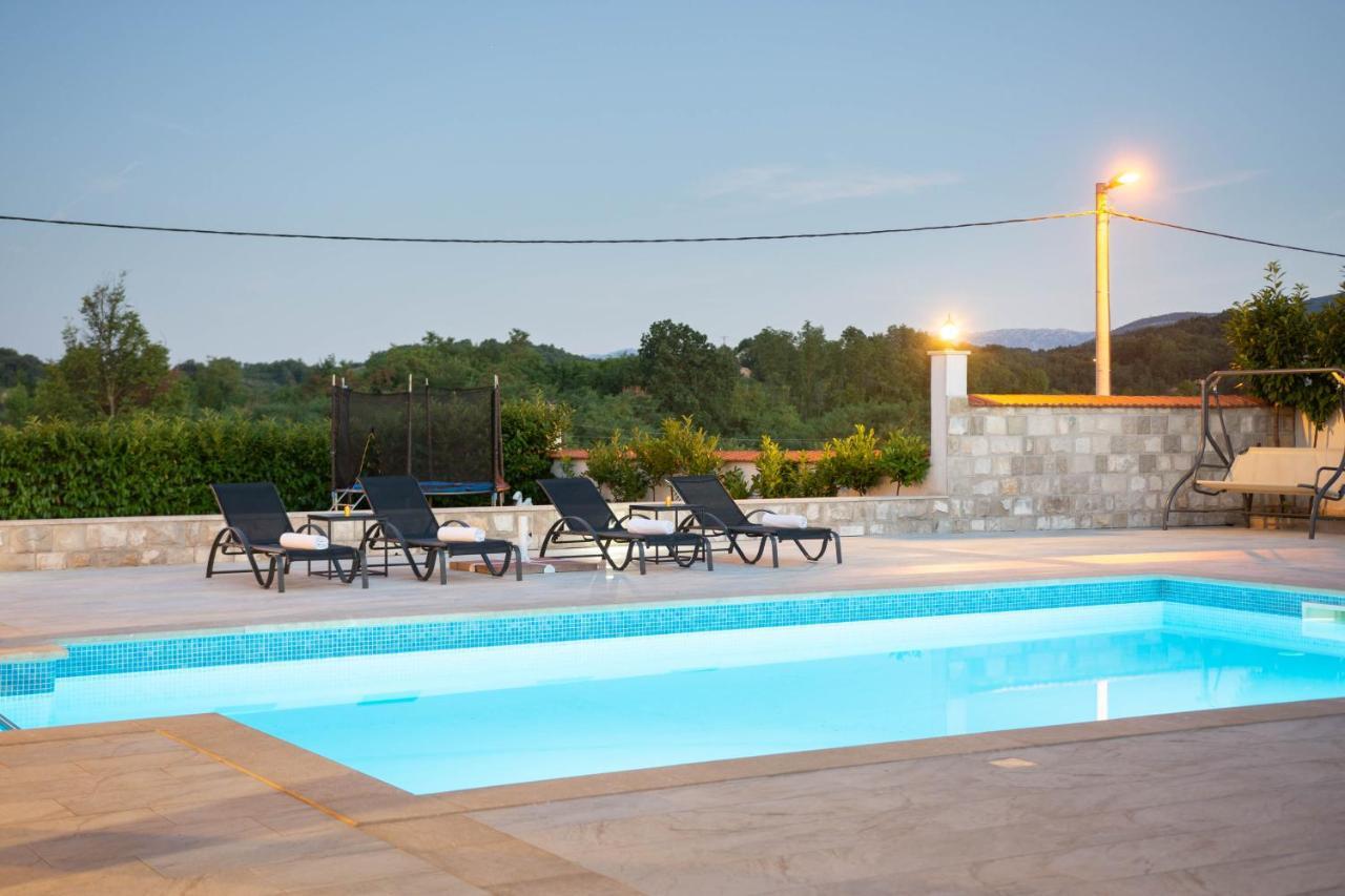 Vacation Villa Matic With 7 Bedrooms Sinj Exterior photo