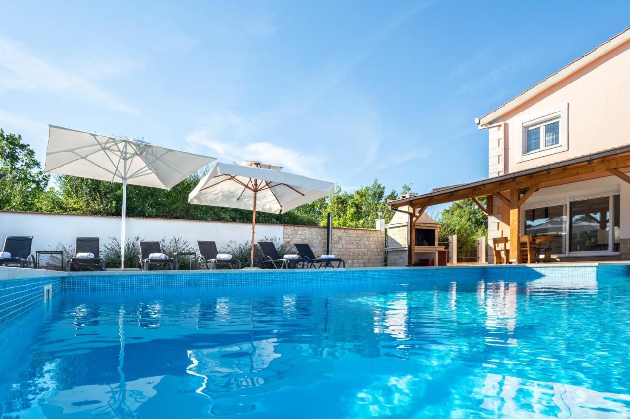 Vacation Villa Matic With 7 Bedrooms Sinj Exterior photo