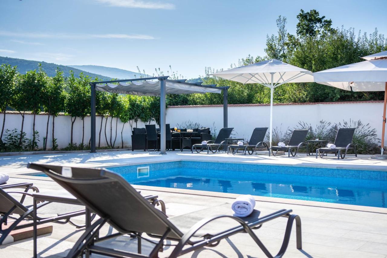 Vacation Villa Matic With 7 Bedrooms Sinj Exterior photo