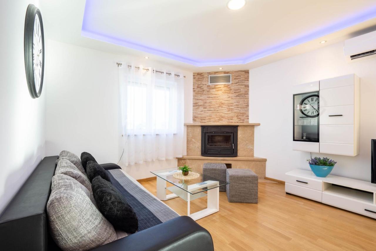 Vacation Villa Matic With 7 Bedrooms Sinj Exterior photo