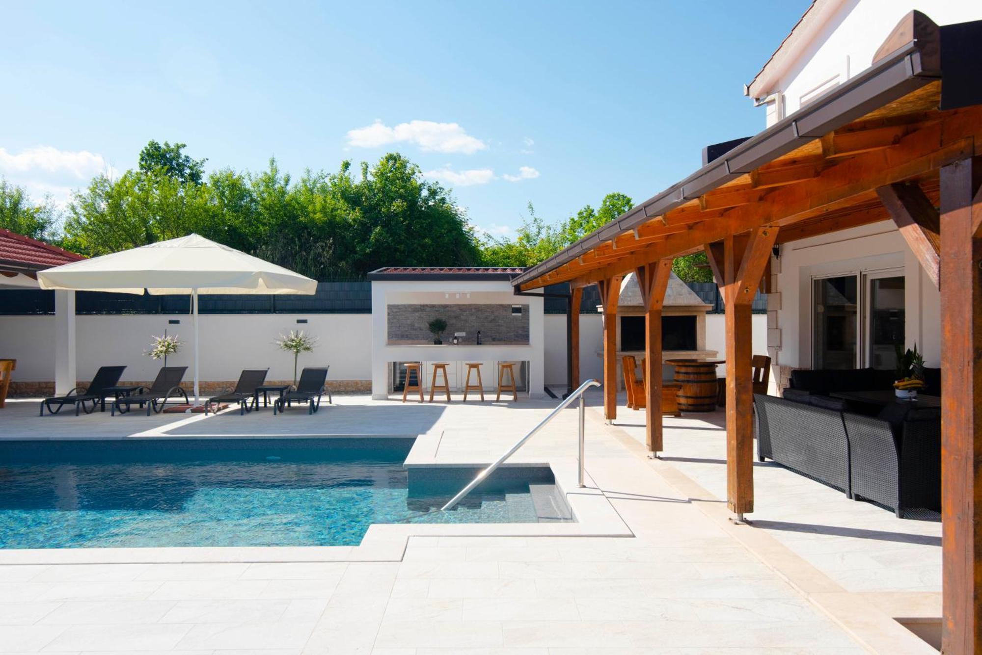Vacation Villa Matic With 7 Bedrooms Sinj Exterior photo