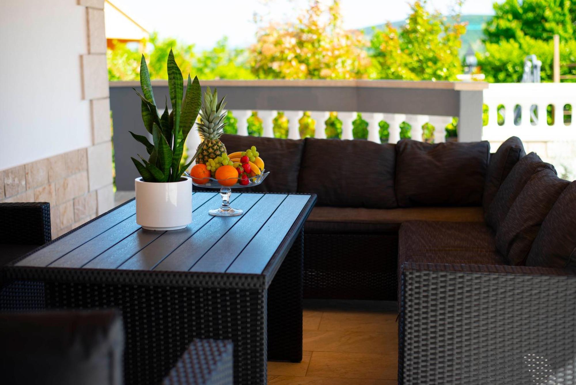 Vacation Villa Matic With 7 Bedrooms Sinj Exterior photo